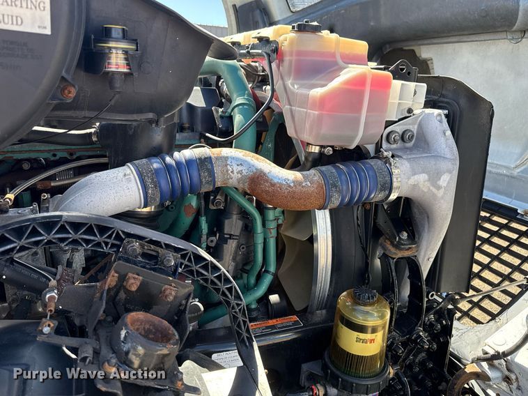 image for item EG2576 2013 Volvo Truck VNL semi truck