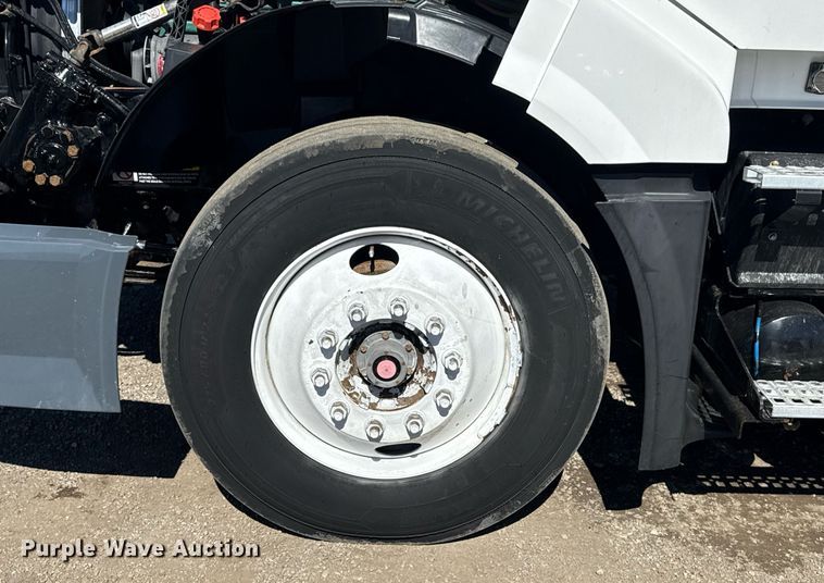 image for item EG2576 2013 Volvo Truck VNL semi truck