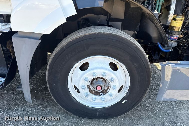 image for item EG2576 2013 Volvo Truck VNL semi truck