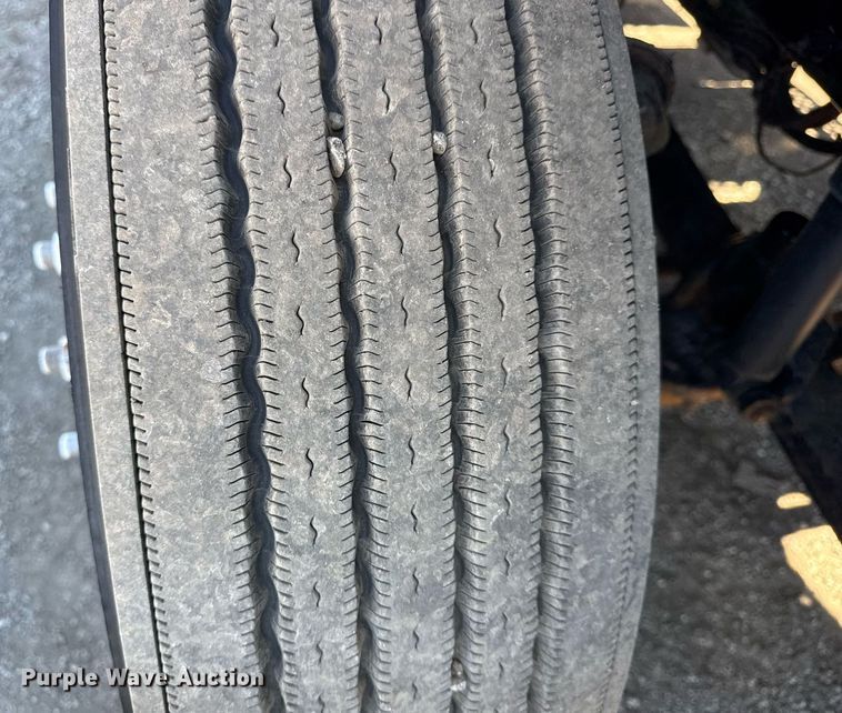 image for item EG2576 2013 Volvo Truck VNL semi truck