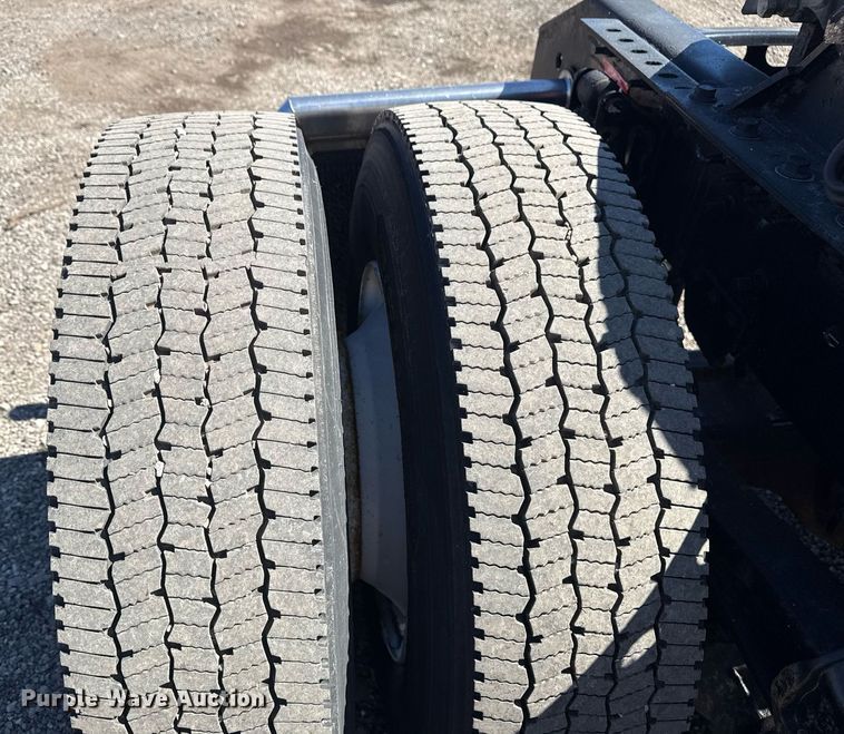 image for item EG2576 2013 Volvo Truck VNL semi truck