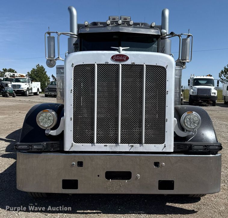 image for item EG5689 2010 Peterbilt 389 semi truck