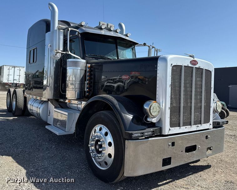 image for item EG5689 2010 Peterbilt 389 semi truck