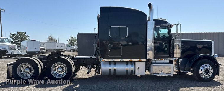 image for item EG5689 2010 Peterbilt 389 semi truck