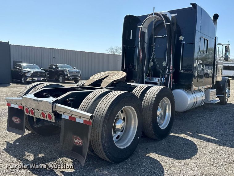 image for item EG5689 2010 Peterbilt 389 semi truck