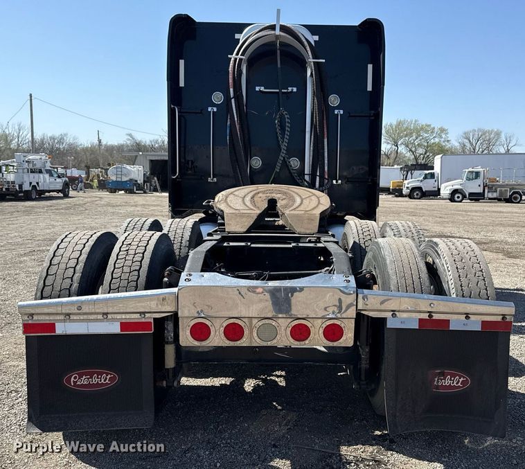 image for item EG5689 2010 Peterbilt 389 semi truck