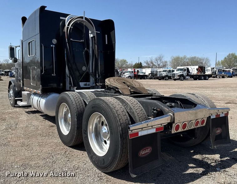 image for item EG5689 2010 Peterbilt 389 semi truck