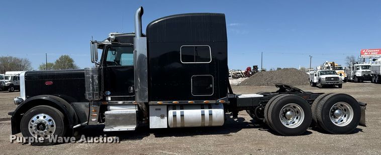 image for item EG5689 2010 Peterbilt 389 semi truck