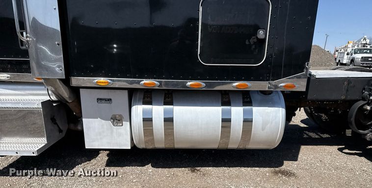 image for item EG5689 2010 Peterbilt 389 semi truck