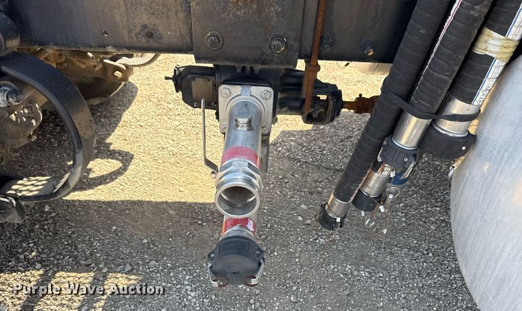 image for item EG5689 2010 Peterbilt 389 semi truck