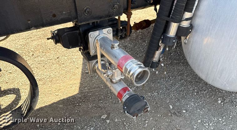 image for item EG5689 2010 Peterbilt 389 semi truck