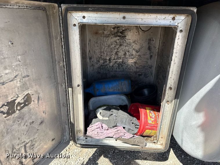 image for item EG5689 2010 Peterbilt 389 semi truck