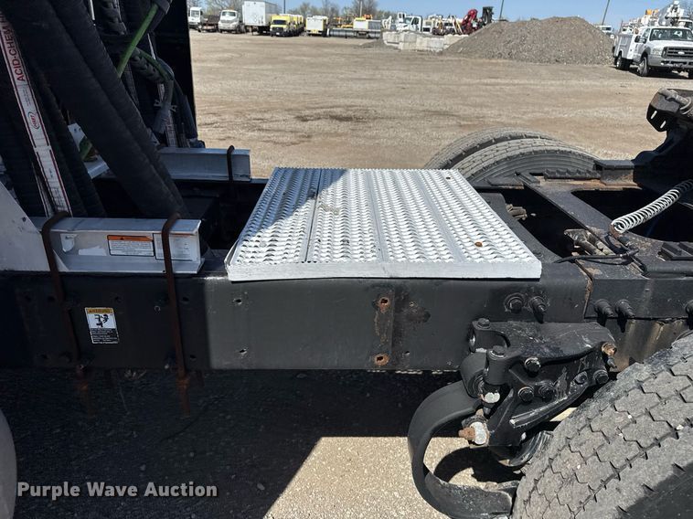 image for item EG5689 2010 Peterbilt 389 semi truck