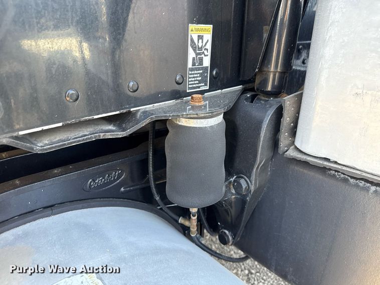 image for item EG5689 2010 Peterbilt 389 semi truck