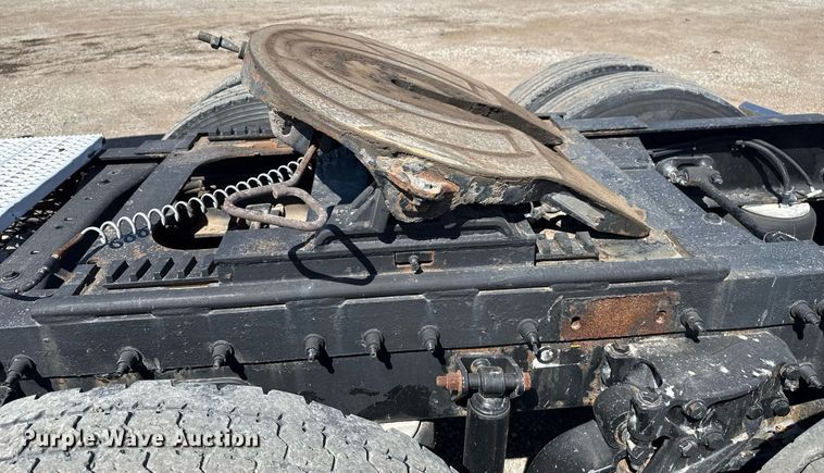 image for item EG5689 2010 Peterbilt 389 semi truck