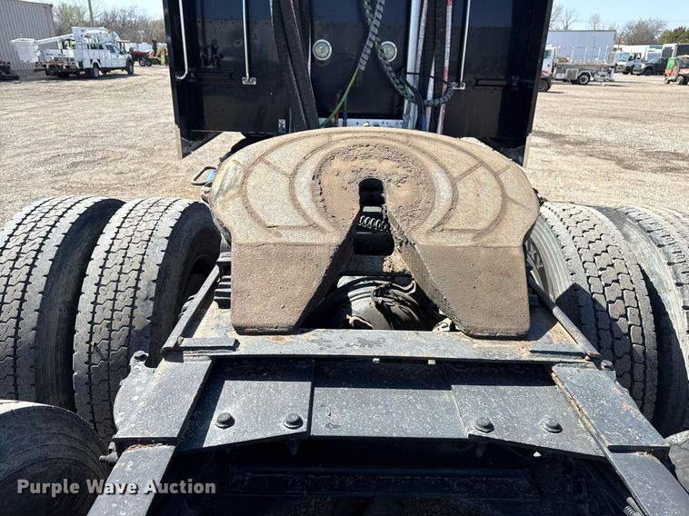 image for item EG5689 2010 Peterbilt 389 semi truck