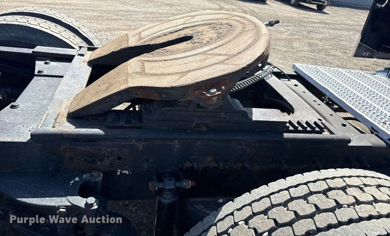 image for item EG5689 2010 Peterbilt 389 semi truck