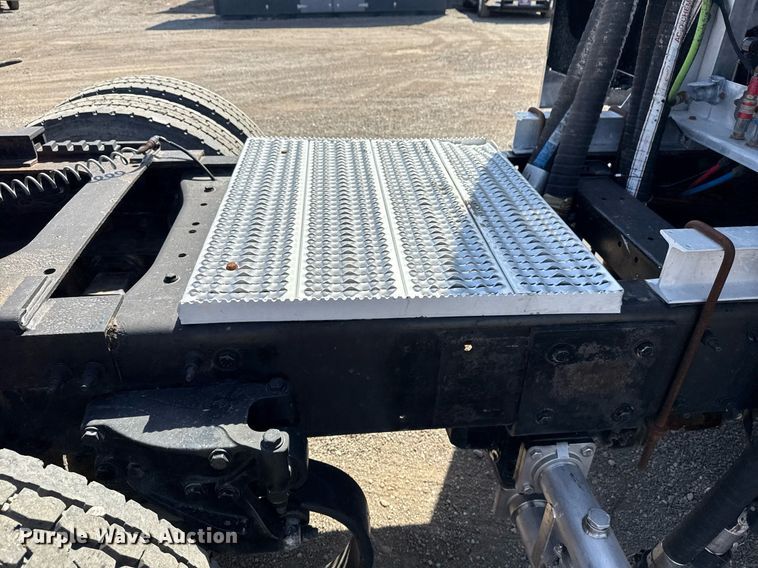 image for item EG5689 2010 Peterbilt 389 semi truck