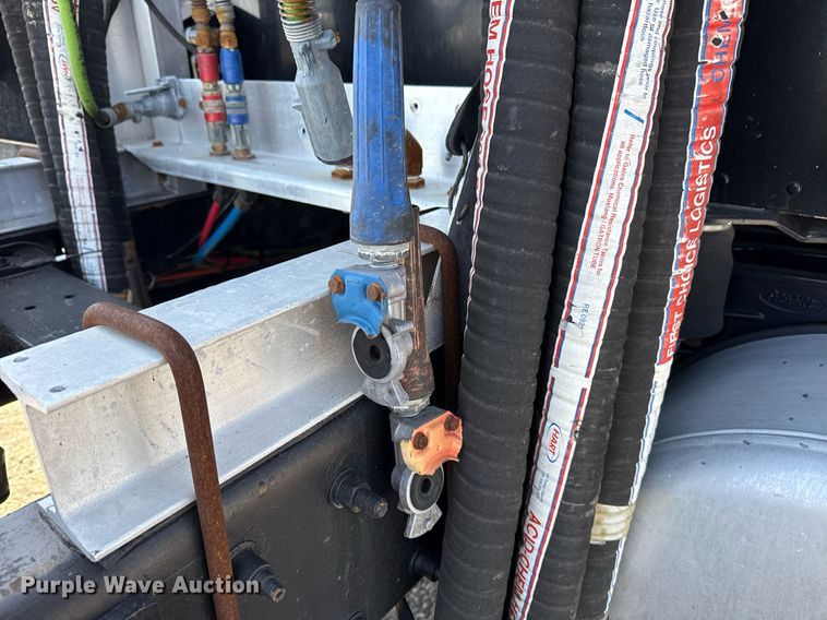 image for item EG5689 2010 Peterbilt 389 semi truck