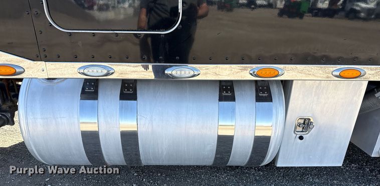 image for item EG5689 2010 Peterbilt 389 semi truck