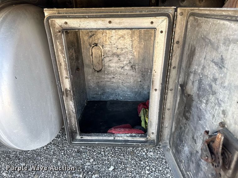 image for item EG5689 2010 Peterbilt 389 semi truck