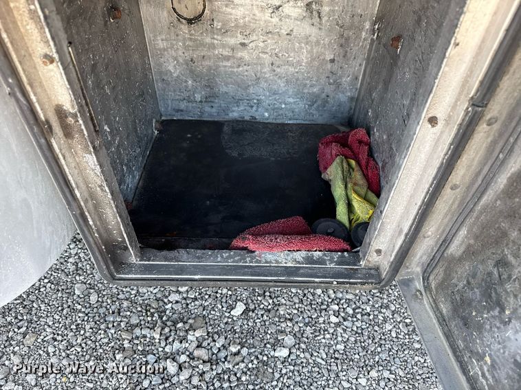 image for item EG5689 2010 Peterbilt 389 semi truck