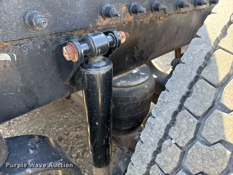 image for item EG5689 2010 Peterbilt 389 semi truck