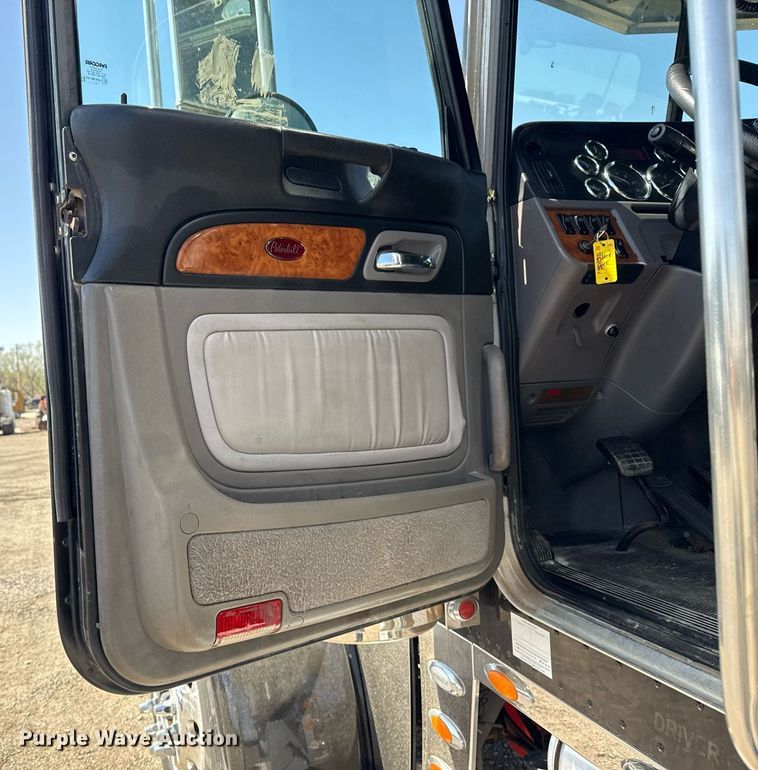 image for item EG5689 2010 Peterbilt 389 semi truck