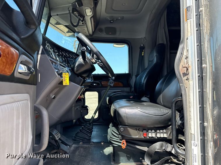 image for item EG5689 2010 Peterbilt 389 semi truck