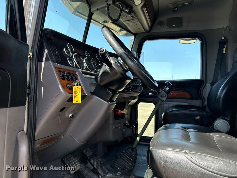 image for item EG5689 2010 Peterbilt 389 semi truck