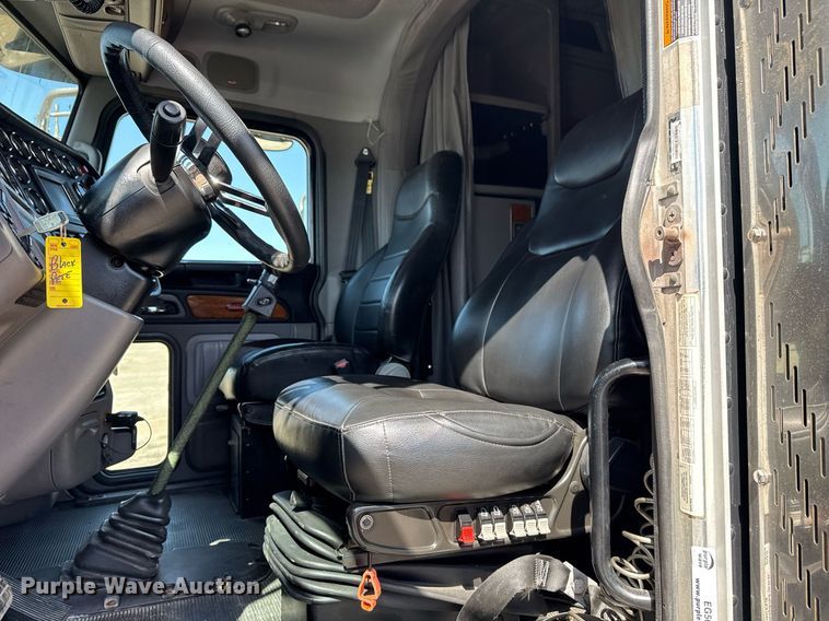 image for item EG5689 2010 Peterbilt 389 semi truck