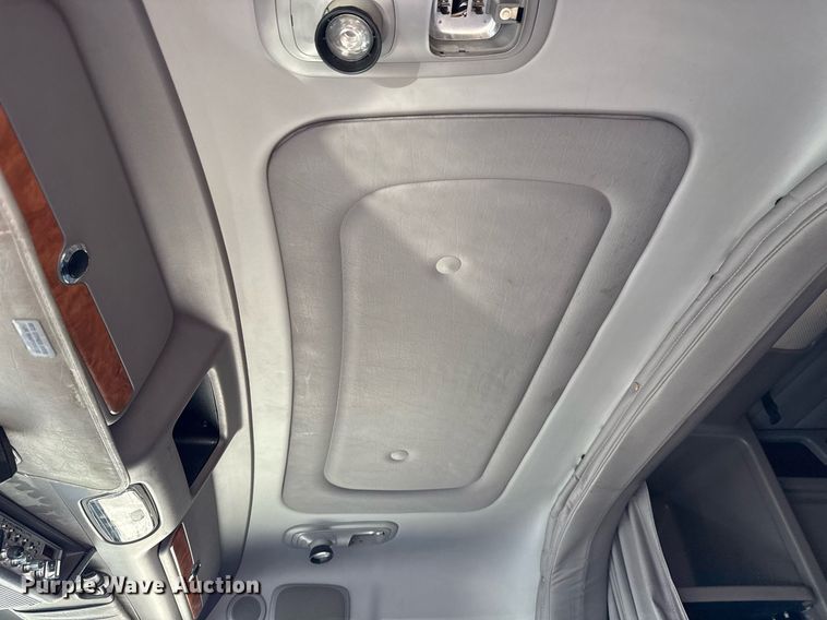 image for item EG5689 2010 Peterbilt 389 semi truck