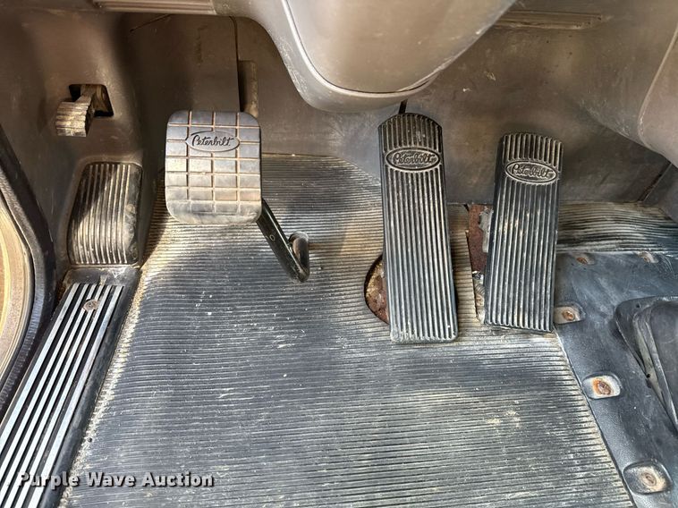 image for item EG5689 2010 Peterbilt 389 semi truck