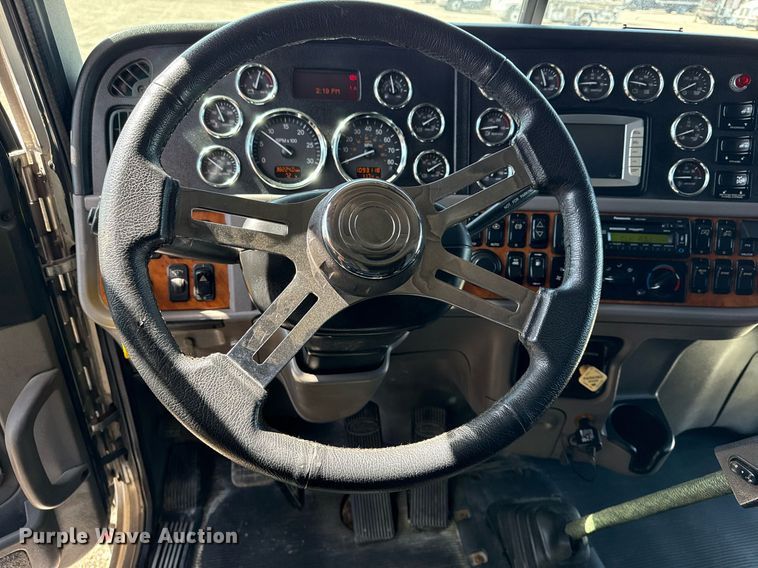 image for item EG5689 2010 Peterbilt 389 semi truck