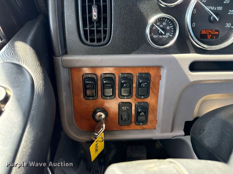 image for item EG5689 2010 Peterbilt 389 semi truck