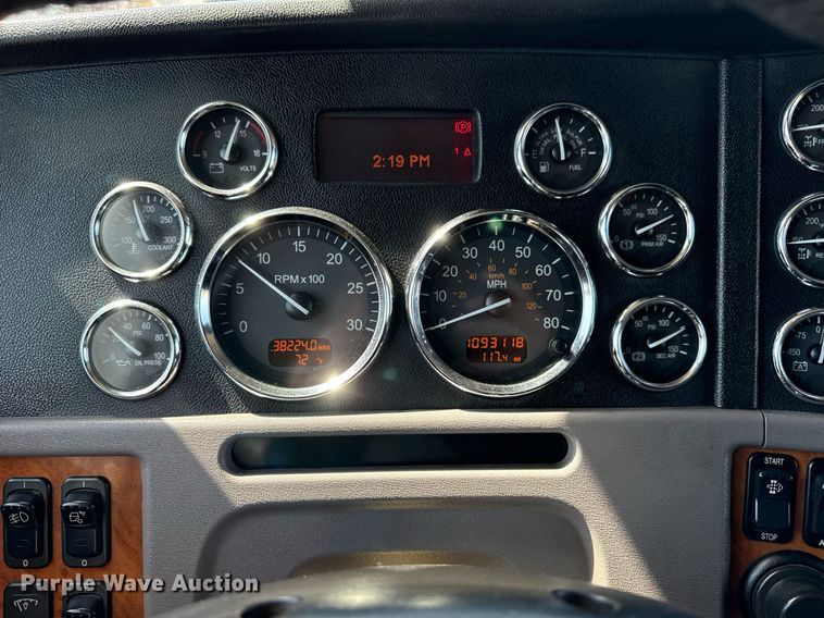 image for item EG5689 2010 Peterbilt 389 semi truck