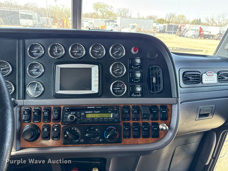 image for item EG5689 2010 Peterbilt 389 semi truck