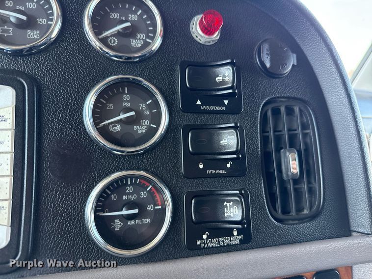 image for item EG5689 2010 Peterbilt 389 semi truck