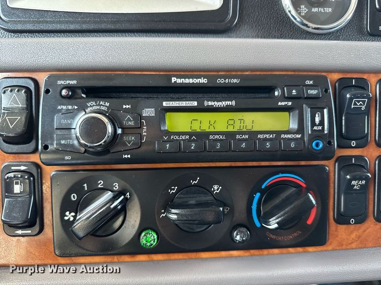 image for item EG5689 2010 Peterbilt 389 semi truck