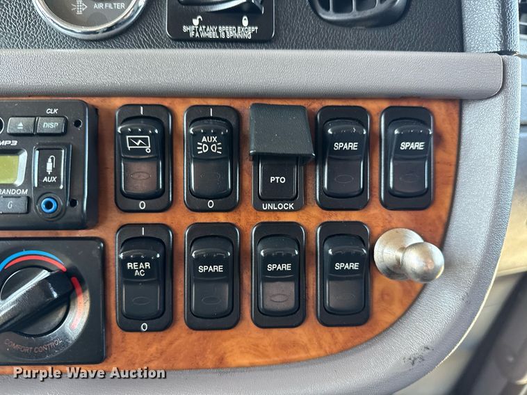 image for item EG5689 2010 Peterbilt 389 semi truck