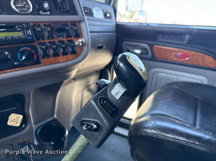 image for item EG5689 2010 Peterbilt 389 semi truck