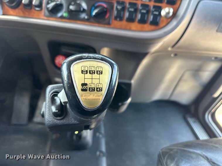 image for item EG5689 2010 Peterbilt 389 semi truck