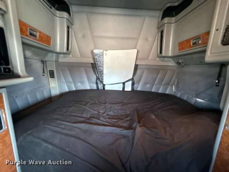 image for item EG5689 2010 Peterbilt 389 semi truck