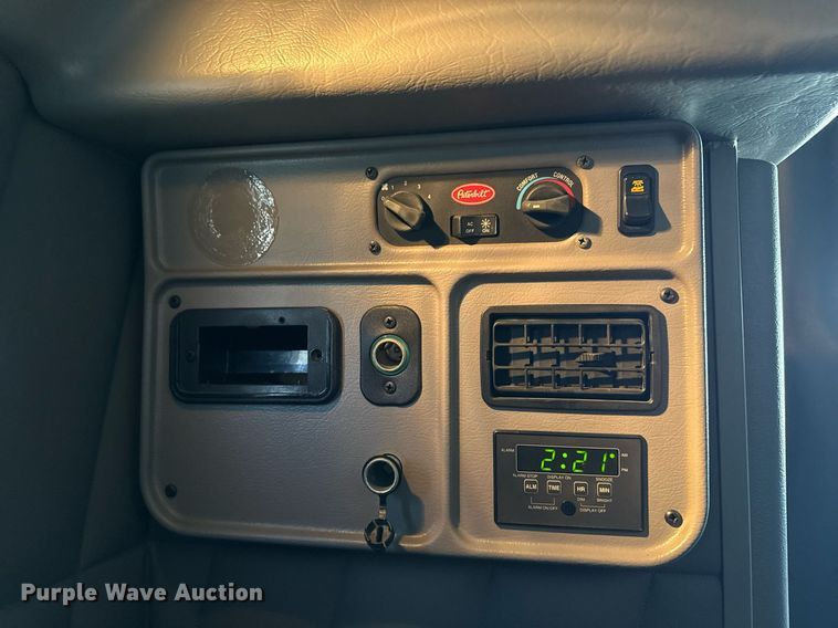 image for item EG5689 2010 Peterbilt 389 semi truck