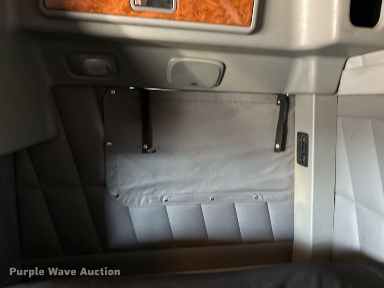 image for item EG5689 2010 Peterbilt 389 semi truck