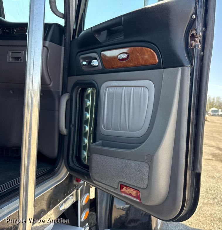 image for item EG5689 2010 Peterbilt 389 semi truck