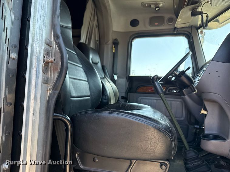 image for item EG5689 2010 Peterbilt 389 semi truck