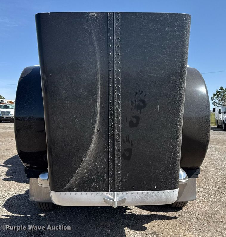 image for item EG5689 2010 Peterbilt 389 semi truck