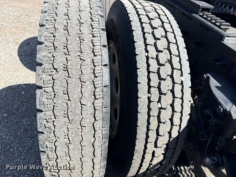 image for item EG5689 2010 Peterbilt 389 semi truck