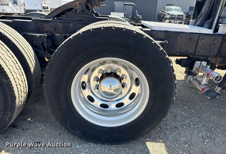 image for item EG5689 2010 Peterbilt 389 semi truck